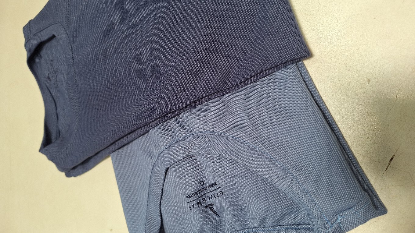 Camisetas dobradas e embaladas, prontas para venda