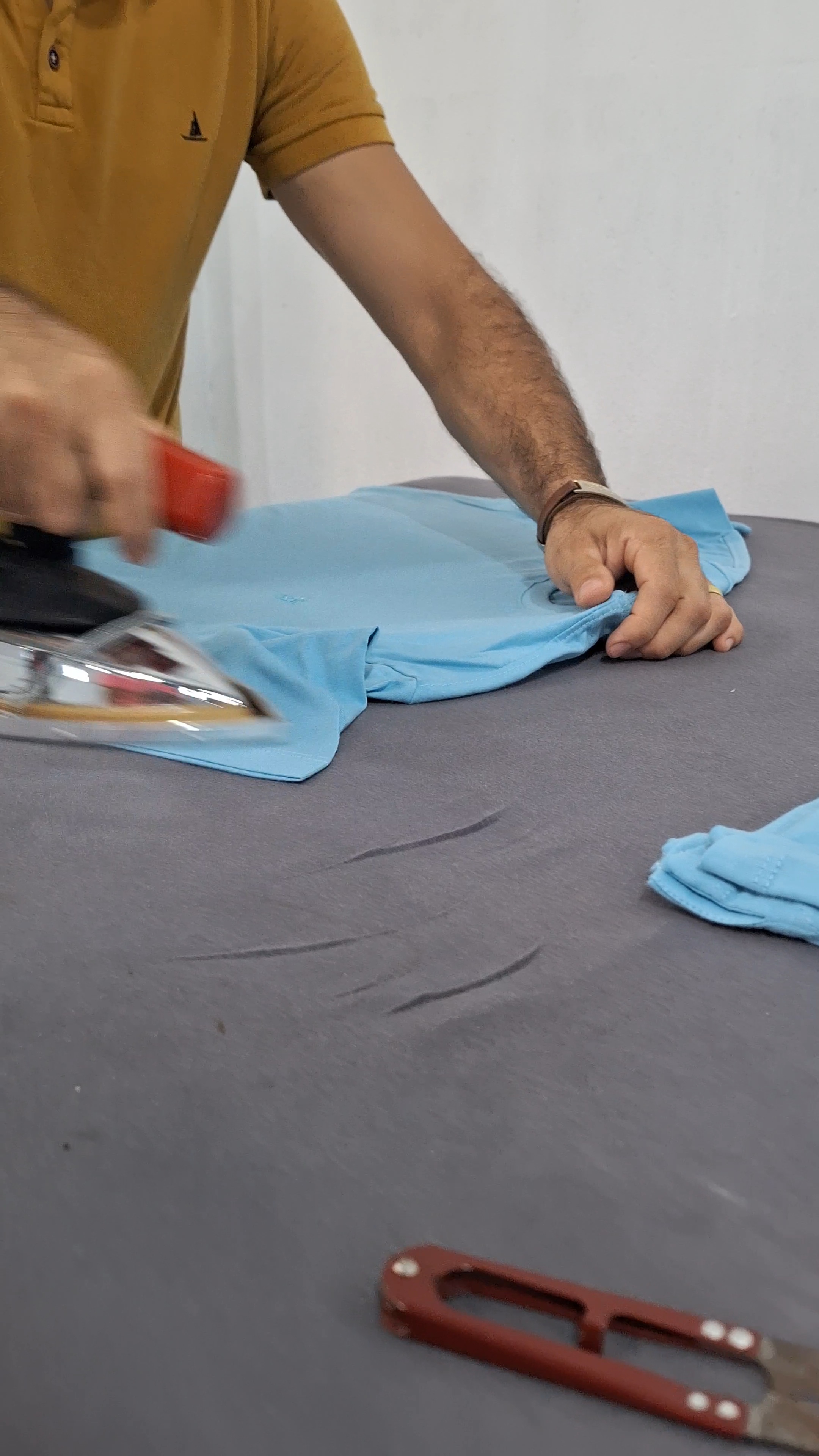 Profissional passando camiseta com cuidado